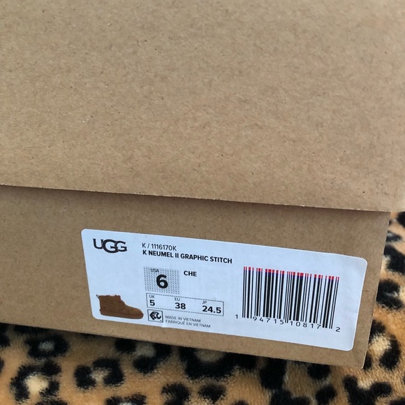 UGGS beautiful stitched laceup bootie - Picture 5 of 6